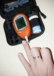 Measuring blood glucose level to correct insulin doses with 1 type of diabetes